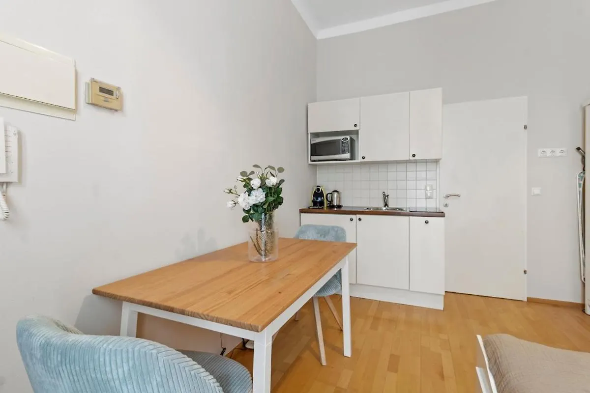 Augarten Suites I 5 Min To Metro I 10 Min To City Vienna Apartment